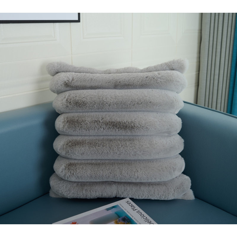 Coussin en fausse fourrure côtelée très doux Collection Madrid, Argent argent