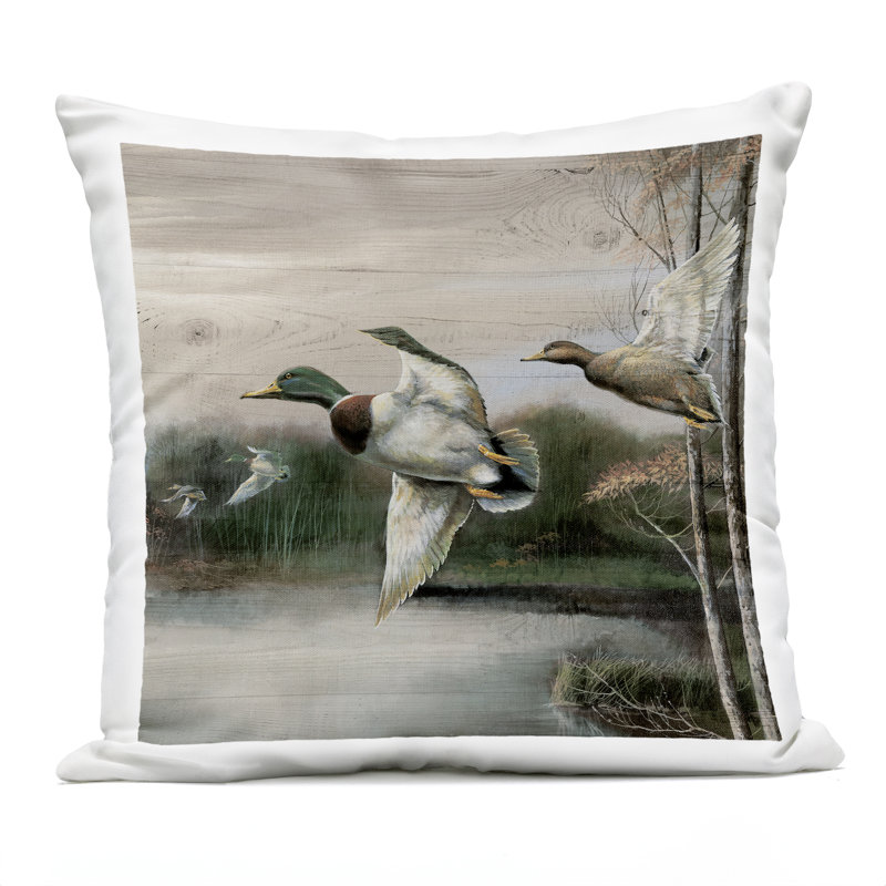 Coussin d'extérieur Flying Ducks in Rustic Nature Design par Ruane Manning