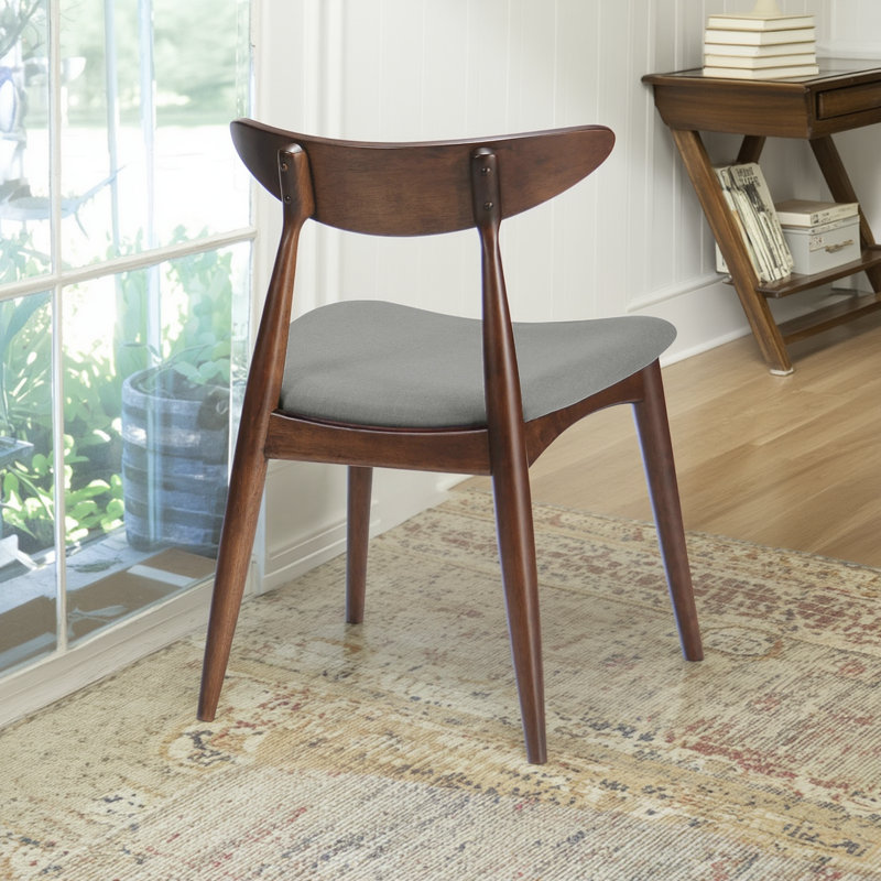 Ensemble de deux chaises rétro en bois d'hévéa avec dossier ergonomique et coussin moelleux, couleur noyer et gris clair, avec texture rétro et confort.