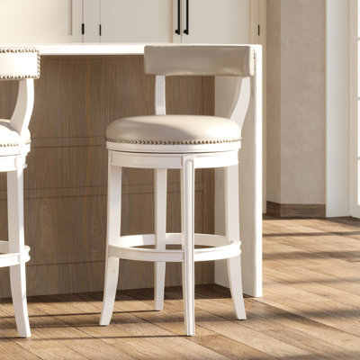 Tabouret de bar 31 po, bois blanc, siège et dossier en similicuir gris, retour automatique à 180 degrés, garniture cloutée, tabouret à hauteur de paquet de 18,9 po avec structure en bois, pieds courbés, profondeur de 20,24 po, largeur de 21,32 po, 41,12 po