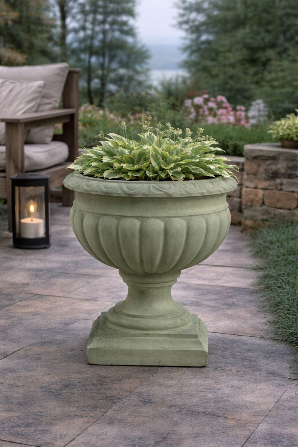 18 in. Queen's Urn - Natural Finish, Conifer Green