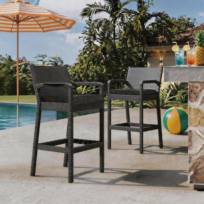 Ensemble de 2 tabourets de bar d'extérieur avec tabourets de patio de 30 po avec coussins et chaises en rotin en osier toutes saisons avec dossier et repose-pieds pour la cour, le jardin, la piscine, le balcon et la terrasse.