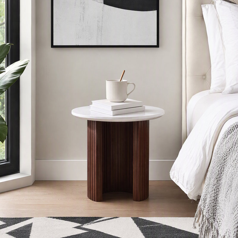 Table de bout ronde contemporaine en marbre avec base piédestal cannelée