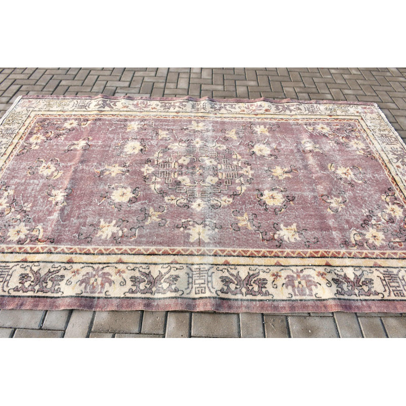 Tapis turc doux et crème avec un motif floral élégant pour la décoration intérieure et la couverture