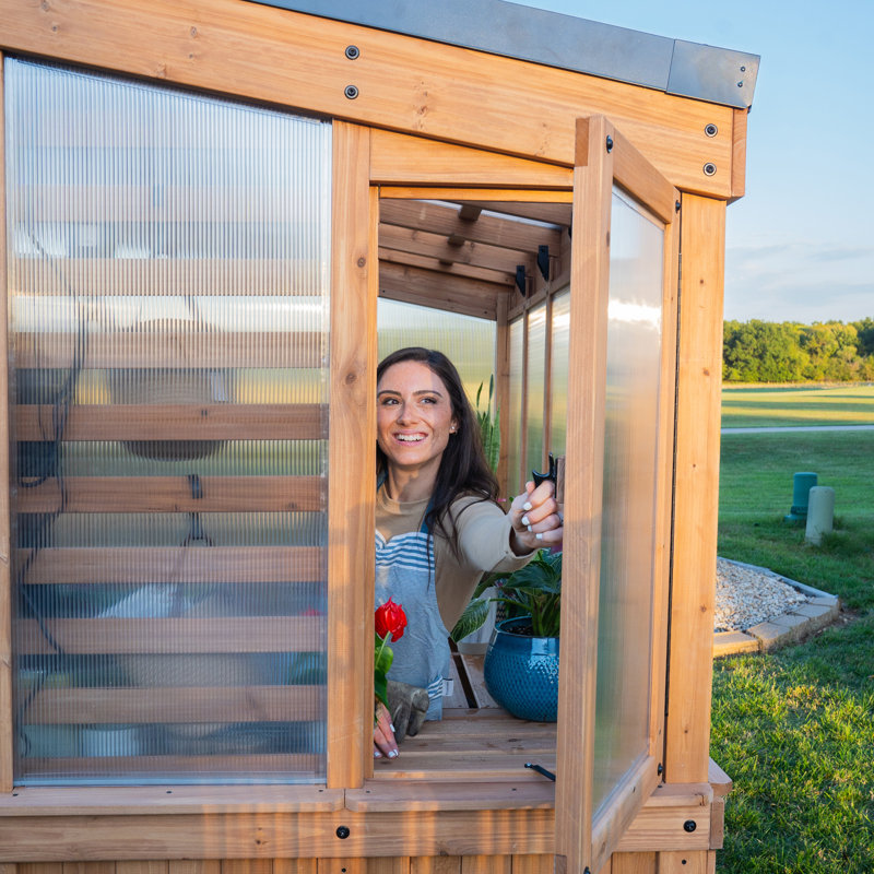 Ensemble de serre d'extérieur en bois de cèdre et en polycarbonate de 9 pi x 6 pi avec PowerPort Backyard Discovery