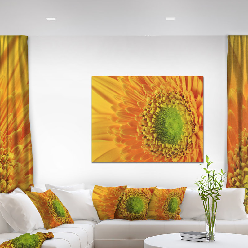 «Yellow Daisy Gerbera», gros plan - impression sur toile tendue, H 12 po x l 20 po