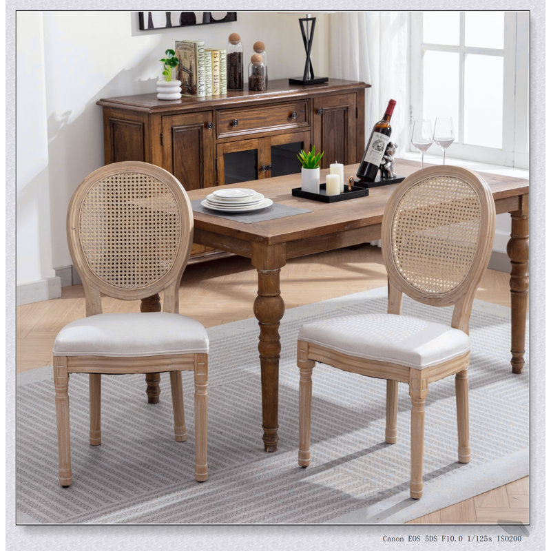 Chaise avec cadre en bois massif de style français avec peinture antique, tissu en lin et dossier en rotin pour une assise élégante