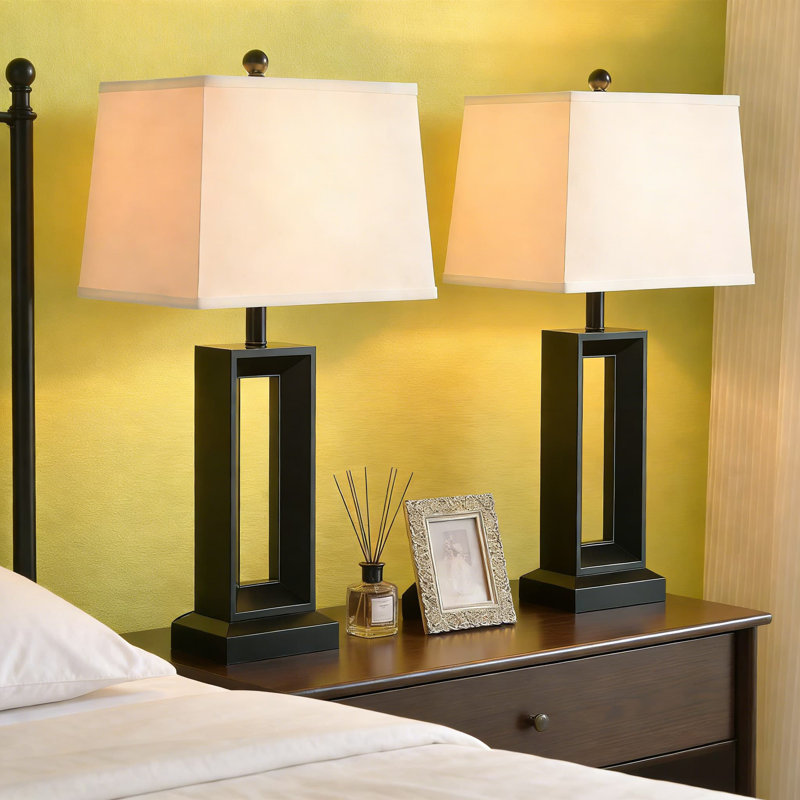Ensemble de 2 lampes de table Kenroy Home Katherine, conception géométrique moderne avec corps rectangulaire ouvert et finition noir mat, comprend des abat-jour en tissu blanc et un interrupteur à 3 voies