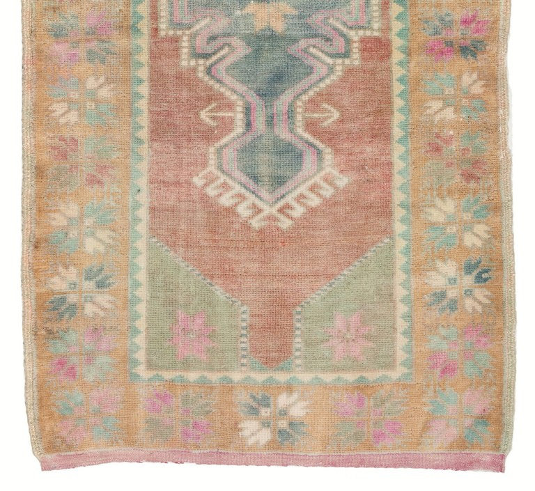 Tapis turc rétro noué à la main dans des couleurs douces avec un velours en laine doux