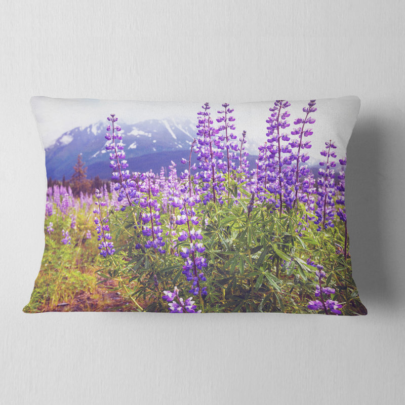 Coussin Meadow en Alaska avec fleurs mauves - imprimé floral