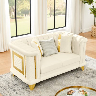 Velours victorien de style Mid-Century 69 pouces beige avec ornements en acier inoxydable doré, canapé brodé, 1 oreiller en fourrure et 2 bandes, siège souple, pouces en mousse, beige, victorien, moderne, décor,