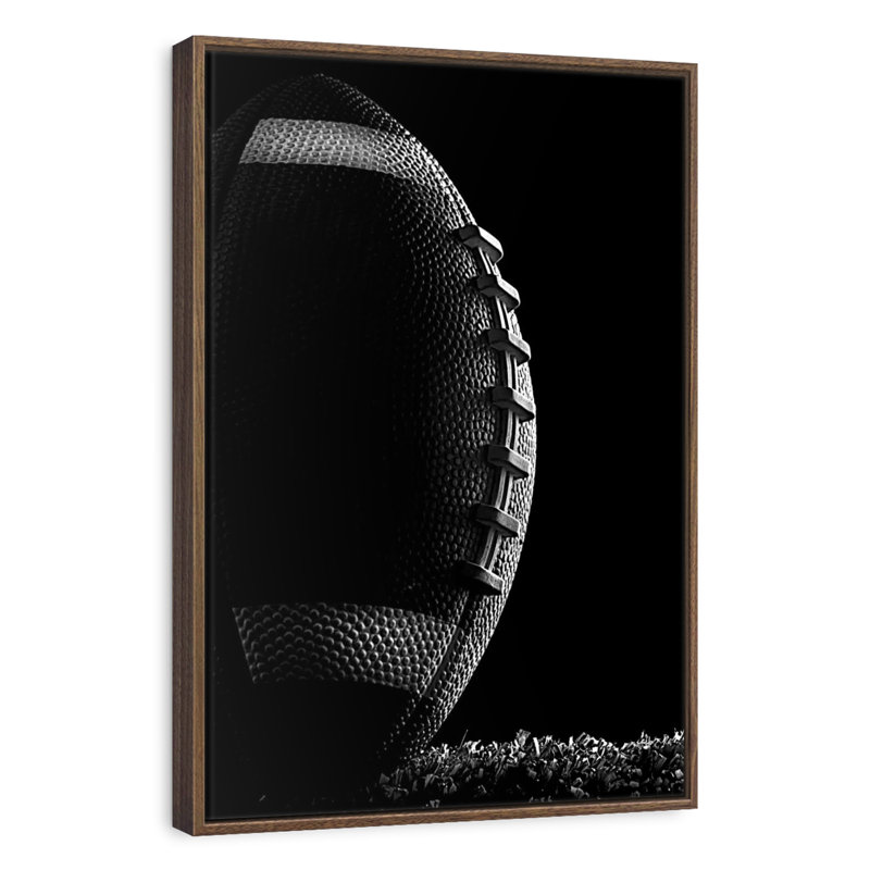 Football monochrome, Cadre flottant noyer, 31" x 46"