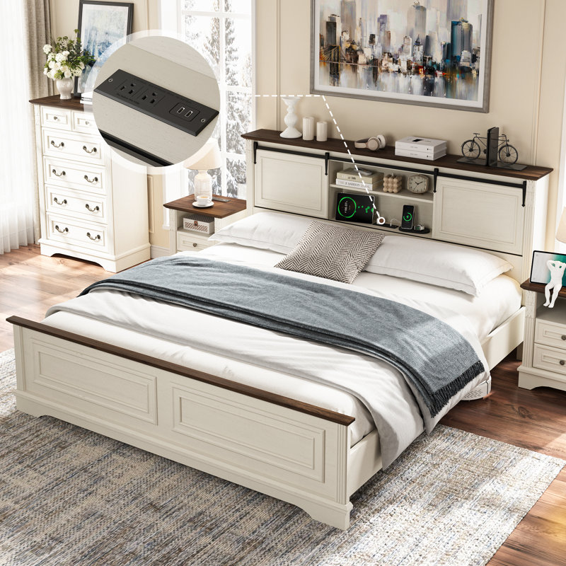 Cadre de lit plateforme très grand Farmhouse avec tête de lit avec porte de grange coulissante et station de charge - Lit en bois rustique avec tablettes de rangement