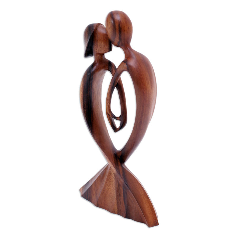 Statuette en bois faite à la main à portée de main