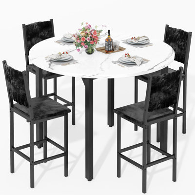 Ensemble de table de salle à manger 4 pièces à hauteur de bar ronde, plateau de table en faux marbre blanc avec structure en métal noir, 4 tabourets de bar recouverts de velours, ensemble de table bistro peu encombrant pour petit coin-repas
