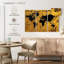 Aliaz noir sur carte du monde dorée-107965863