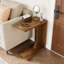Table d'appoint en forme de C, table de bout canapé brun rustique pour les petits espaces, 11,81 pouces de largeur mince, 25,59 de hauteur, table de chevet à multiples facettes dans les zones de taille, 23,62 dimension de surface large, structure,