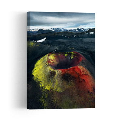 Cratère volcanique coloré, paysage de montagne avec mousse vibrante et spectaculaire