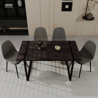 Ensemble de table et chaises de salle à manger modernes, structure en métal noir, confort d'assise optimal avec 4 chaises de 150 cm, noir, lignes carrées pour une touche tendance.