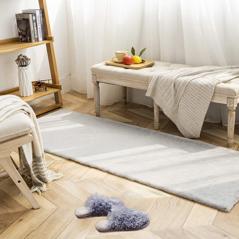 Tapis gris en fausse fourrure de couleur unie Davyn, Tapis de couloir 2 pi x 6 po