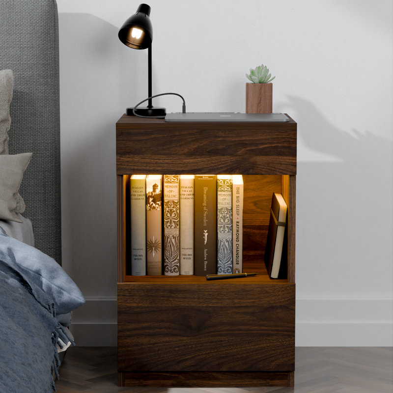 Table de chevet en bois manufacturé Breslyn avec station de charge, lumière DEL et tablette, Walnut