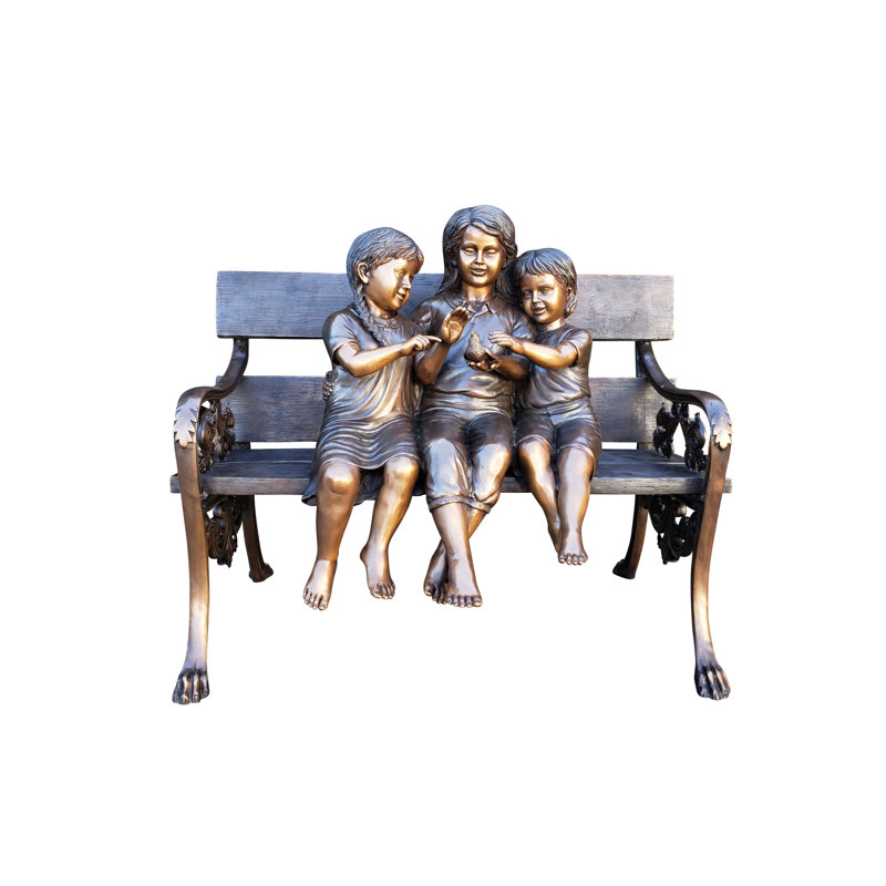 Trois enfants sur un banc tenant une statue d'oiseau