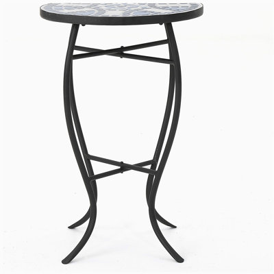 Table d'appoint d'extérieur ronde avec plateau de style mosaïque et pieds incurvés en fer, table de bout - bleu, blanc et noir mat