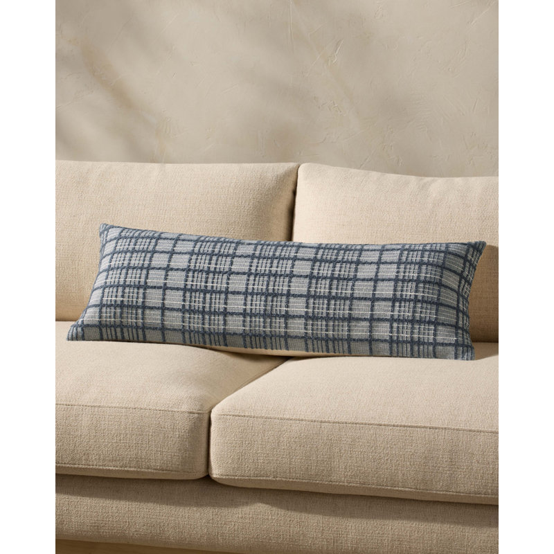 Coussin Magnolia Home par Joanna Gaines x Loloi Liv, H 35 po x l 13 po, polyester, Bleu marine