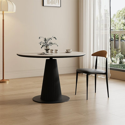 Table de salle à manger blanche et noire