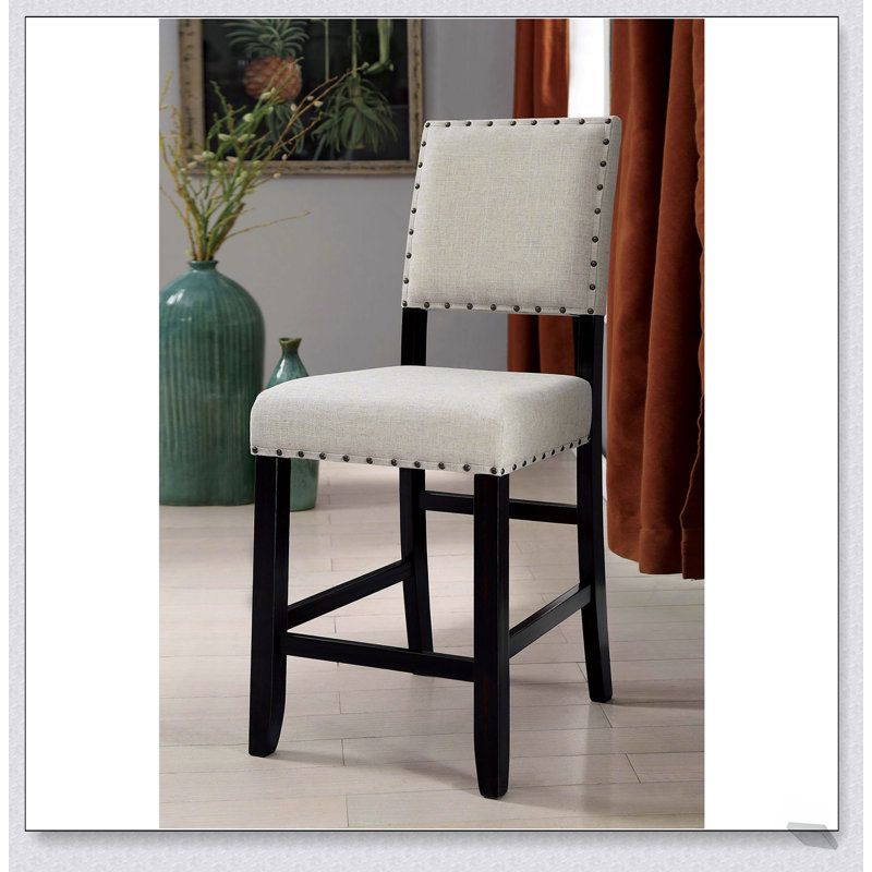 Chaises à hauteur de comptoir en tissu d'aspect lin beige rustique avec garniture cloutée et détails en bois vieilli