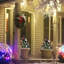 Ensemble de 2 arbres de Noël artificiels sans cordon avec 70 branches, DEL blanc chaud, baies rouges, pommes de pin et boules pour l'entrée extérieure