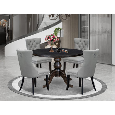 L'ensemble de table de salle à manger 5 pièces comprend une table ronde de 48 po avec piédestal et 4 chaises Parson en polyester gris clair, noir sablé