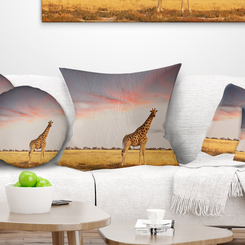 Simple girafe dans la savane - Coussin imprimé animal, 18 po x 18 po, Coussin décoratif
