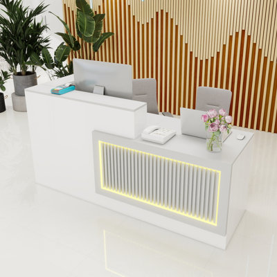 Bureau de réception en L 71 po avec comptoir et tablettes ouvertes, réception, lumières à DEL RVB, panneau à lattes, comptoir de caisse blanc et gris pour SOHO, bureau, salon de beauté