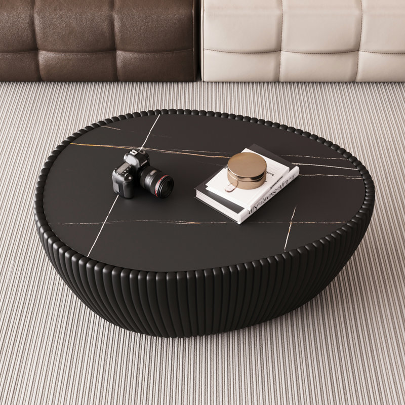 Table basse en cuir avec plateau en pierre frittée noire, forme d'œuf d'oie, structure stable, idéale comme table de chevet dans la chambre. Textures de bureau modernes et uniques, convient également comme table d'appoint dans le salon.