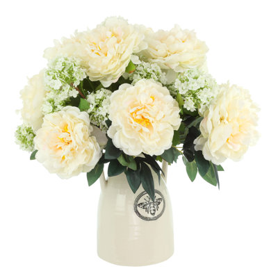 Pivoines disposées dans un vase en céramique