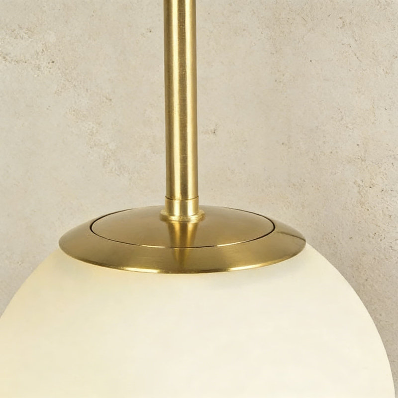 Luminaire suspendu moderne en forme de globe avec finition laiton, hauteur de suspension réglable pour les plafonds inclinés, plafonnier encastré à une seule ampoule ou luminaire suspendu pour îlot de cuisine, couloir, bureau