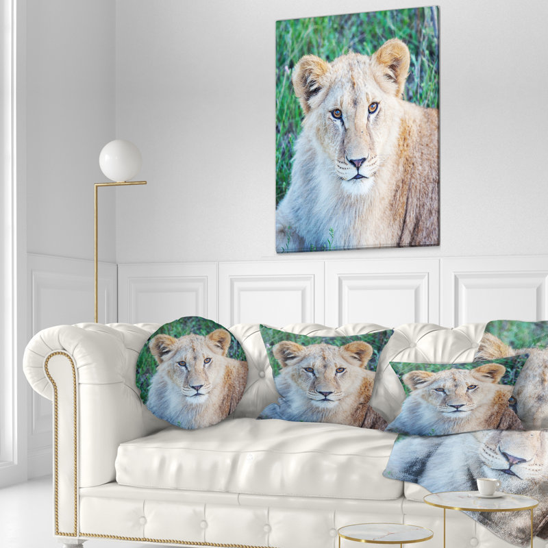 Grand lion se détendant dans la forêt - Coussin imprimé animal