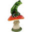 Figurine de grenouille verte de la forêt tropicale assise sur un champignon