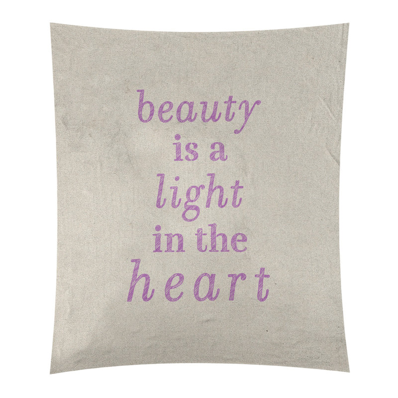 Tapisserie en polyester en citation de beauté, H 104 po x l 88 po, Blanc / violet