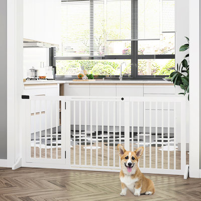 Barrière pour animaux blanche en bois. Autoportante et réglable de 44,5 po à 66,81 po. 3 panneaux avec porte verrouillable. Pour les portes, les couloirs et les entrées. Gate By. Bois, barrière de porte. Blanc.