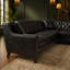 Canapé modulaire en L en forme de L, Chesterfield moderne de style Mid-Century avec dossier capitonné et garniture cloutée-130033593