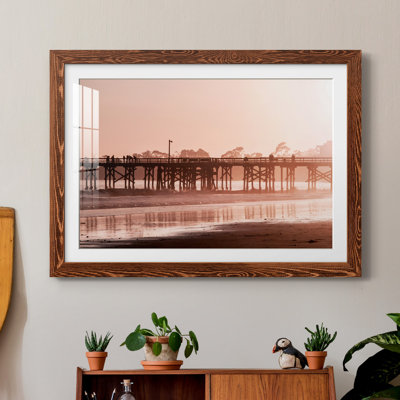 Jetée au coucher du soleil par J Paul - reproduction de photo sur papier encadrée
