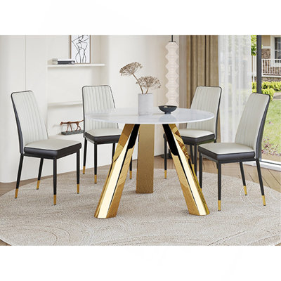 Une table de salle à manger ronde de 42 pouces avec une base en fonte et des pieds en acier inoxydable, jumelée à quatre chaises de salle à manger rayées blanc-gris