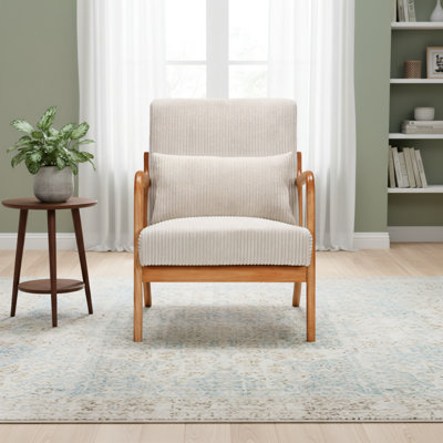Fauteuil moderne de style médiéval beige et brun clair, structure en bois massif avec dossier rembourré, convient aux salons, aux chambres à coucher, aux balcons et peut se fondre parfaitement dans divers espaces intérieurs.