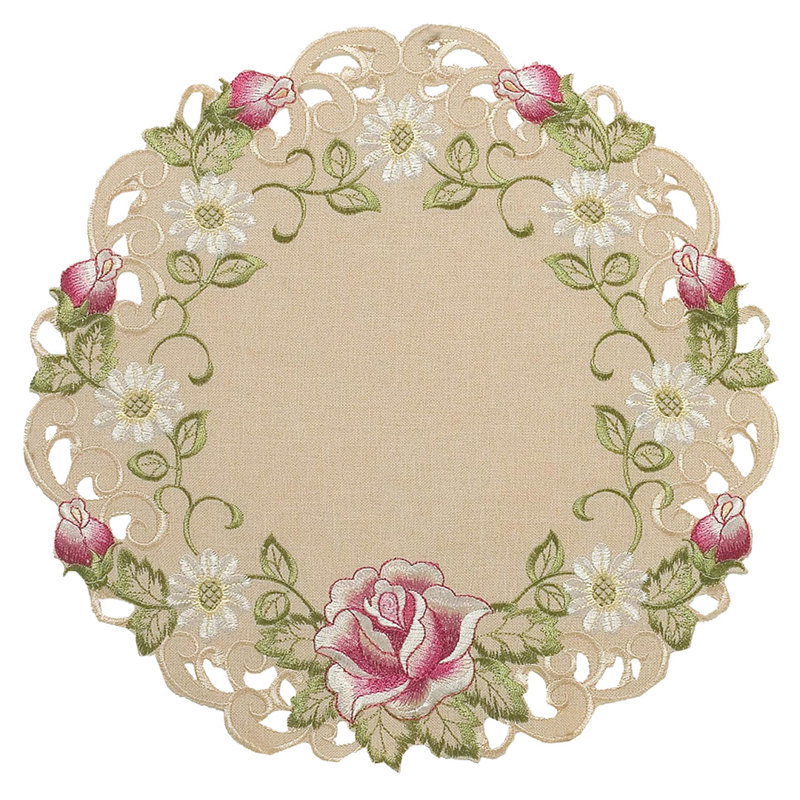 Napperons brodés ronds beiges avec roses roses brodées, marguerites pour un décor de table de salle à manger élégant