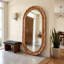 Miroir pleine grandeur texturé ovale en bois naturel
