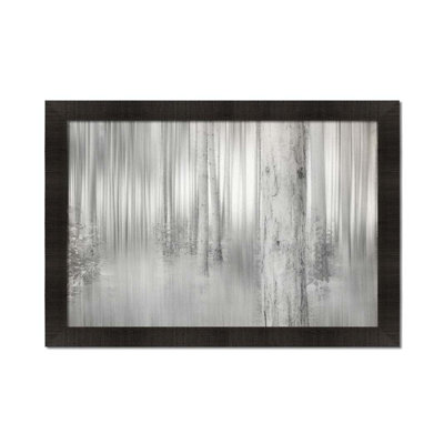 Dans un bois flou par Hal Halli. Impression sur papier - Montée et encadrée avec de l'acrylique transparent