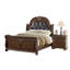Grand lit de style traditionnel avec tête de lit capitonnée en similicuir brun et matériau en bois pour la décoration de la chambre à coucher