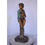 Statue en bronze d'un garçon assis sur une bûche avec son chiot - Taille: L 15 po x l 15 po x H 35 po.